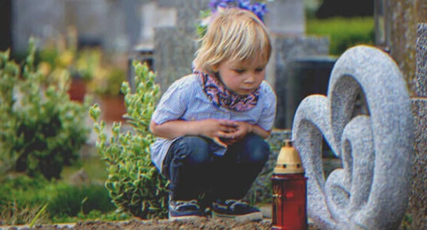 Junge befürchtet, dass sein begrabener Vater Angst vor der Dunkelheit hat, bringt Kerze zu seinem Grab und sieht dort einen Brief   Story des Tages